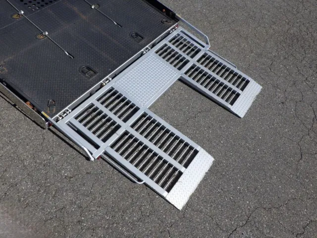 歩み板の状態です。（手動式です）|日野 デュトロ 2KG-XZU722M(2WD)の写真13