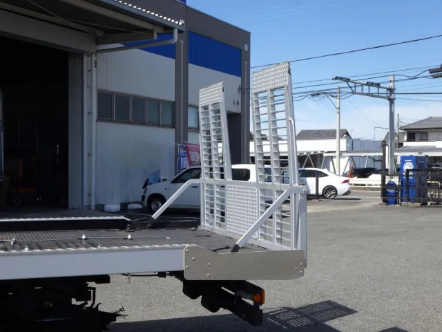 歩み板の格納状態です。|日野 デュトロ 2KG-XZU722M(2WD)の写真14