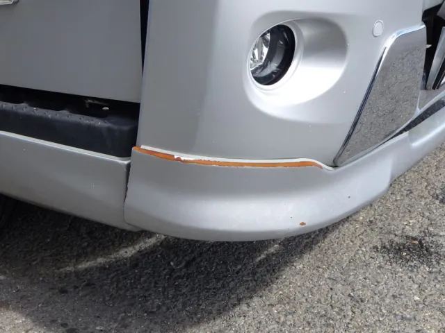 フロントバンパーの運転席側に塗装の剝がれがあります。|日野 デュトロ 2KG-XZU722M(2WD)の写真26