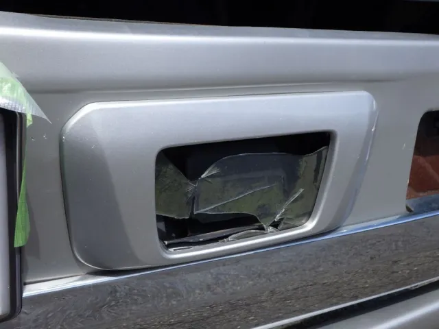 レーダーレンズに破損があります。|日野 デュトロ 2KG-XZU722M(2WD)の写真27