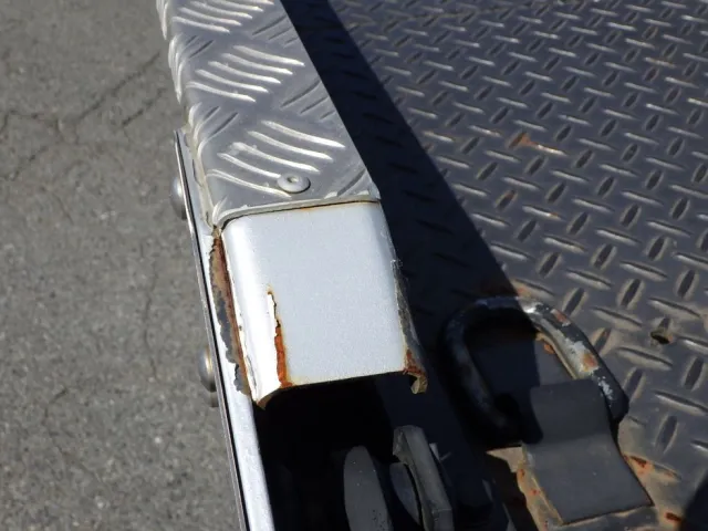 助手席側歩み板ロック部にキズ・サビ・ヘコミがあります。|日野 デュトロ 2KG-XZU722M(2WD)の写真32