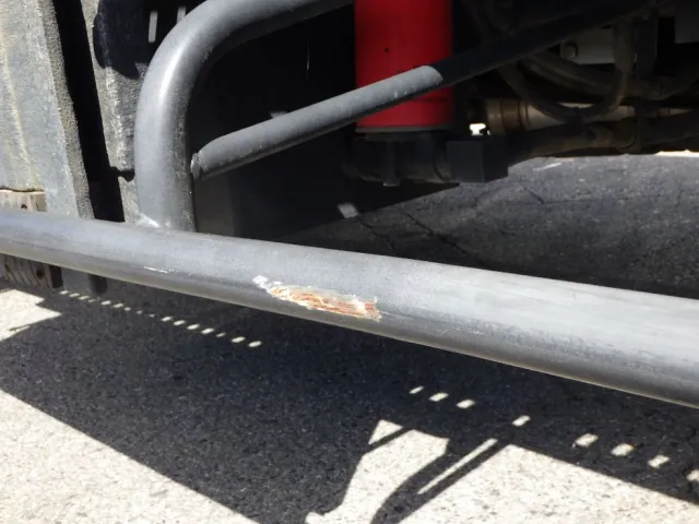 助手席側サイドバンパーにキズ・サビがあります。|日野 デュトロ 2KG-XZU722M(2WD)の写真34