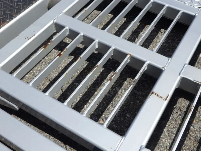 歩み板にキズ・サビがあります。|日野 デュトロ 2KG-XZU722M(2WD)の写真37