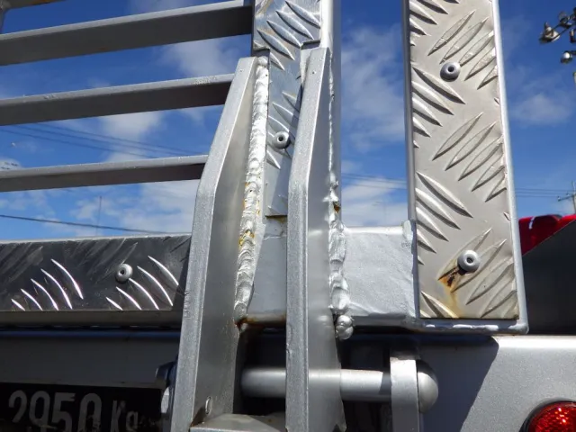 歩み板の運転席側に溶接補修跡があります。|日野 デュトロ 2KG-XZU722M(2WD)の写真38