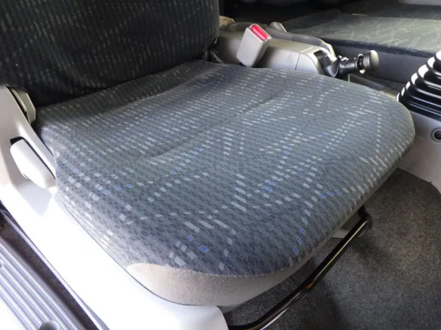 運転席座面にヘタリがあります。|日野 デュトロ 2KG-XZU722M(2WD)の写真42