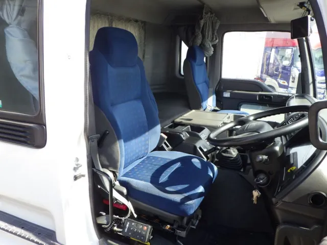 乗車定員は2名です。|いすゞ ギガ QKG-CYJ77Aの写真6