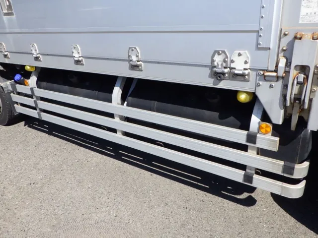 燃料タンクは300L×300Lです。|いすゞ ギガ QKG-CYJ77Aの写真14