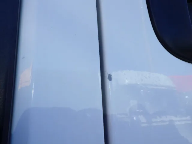 運転席側ドアにキズがあります。|いすゞ ギガ QKG-CYJ77Aの写真21