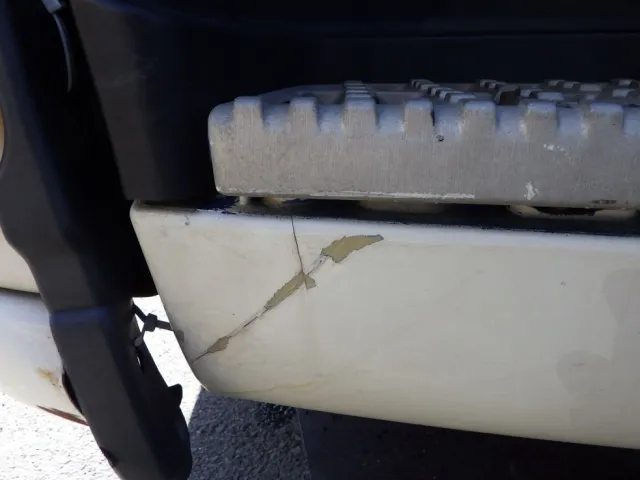 助手席側ステップカバーにキズ・割れがあります。|いすゞ ギガ QKG-CYJ77Aの写真23