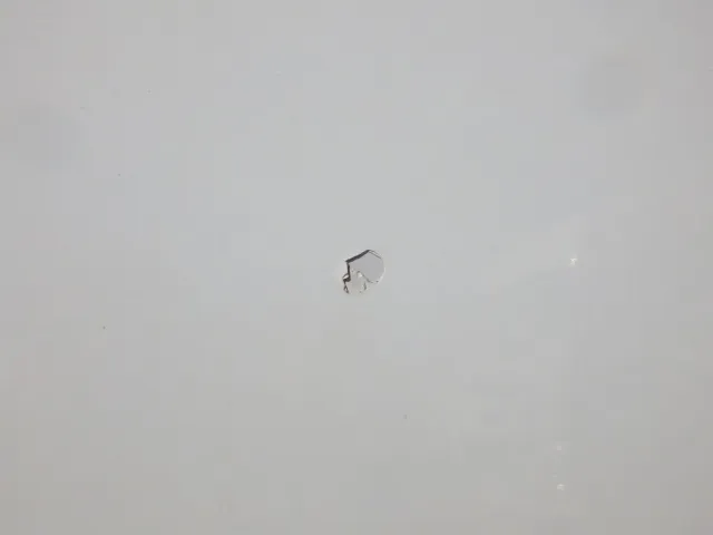 フロントパネルに飛び石キズがあります。|いすゞ ギガ QKG-CYJ77Aの写真25