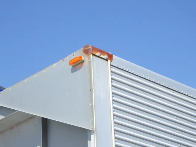 ウイングの両サイドにサビがあります。|いすゞ ギガ QKG-CYJ77Aの写真29