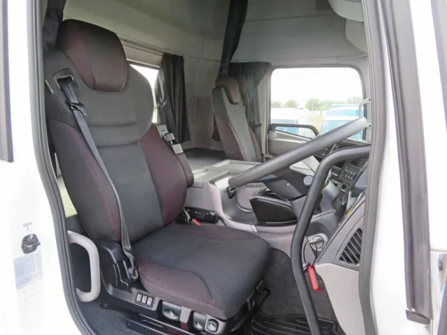 ハイルーフキャビンです。(運転席座面にヘタリがあります)|UDトラックス クオン 2PG-GK5AABの写真6