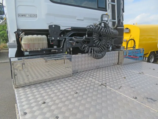 工具箱付きです。(左右の工具箱はステンレス製です)|UDトラックス クオン 2PG-GK5AABの写真13