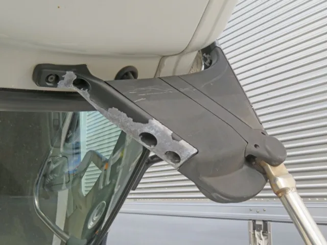 助手席側ミラーステーの付け根に色あせがあります。|UDトラックス クオン 2PG-GK5AABの写真19