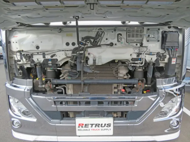 フロントパネル内部にサビがあります。|UDトラックス クオン 2PG-GK5AABの写真21