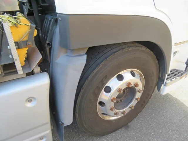 フロントフェンダー後方側に色あせがあります。|UDトラックス クオン 2PG-GK5AABの写真27