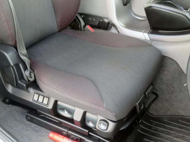 運転席座面の状態です。|UDトラックス クオン 2PG-GK5AABの写真29