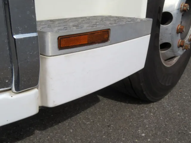 助手席側ステップ下部にキズがあります。|UDトラックス クオン 2PG-GK5AABの写真30