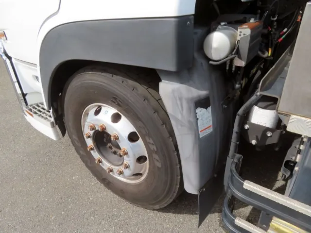 フロントフェンダー後方側に色あせがあります。|UDトラックス クオン 2PG-GK5AABの写真31