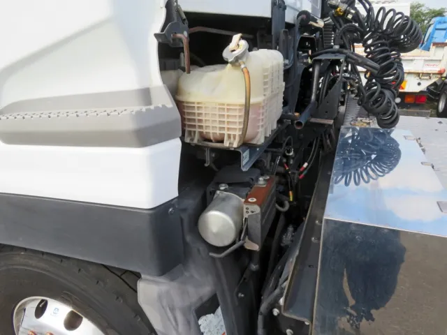 キャブ後方にサビがあります。|UDトラックス クオン 2PG-GK5AABの写真32