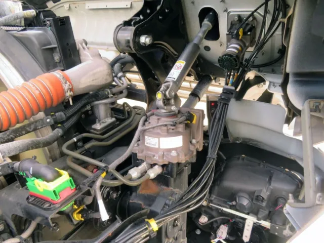 キャブ下にサビがあります。|UDトラックス クオン 2PG-GK5AABの写真35