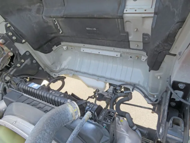 キャブ下に少しサビがあります。|UDトラックス クオン 2PG-GK5AABの写真36