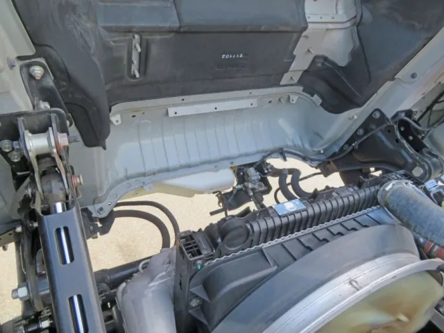 キャブ下に少しサビがあります。|UDトラックス クオン 2PG-GK5AABの写真37