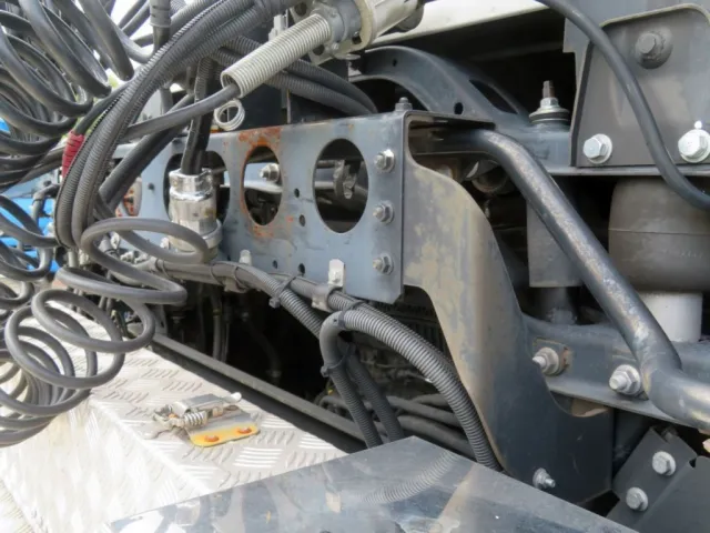 コネクター下部のステーにサビ・キズがあります。|UDトラックス クオン 2PG-GK5AABの写真40