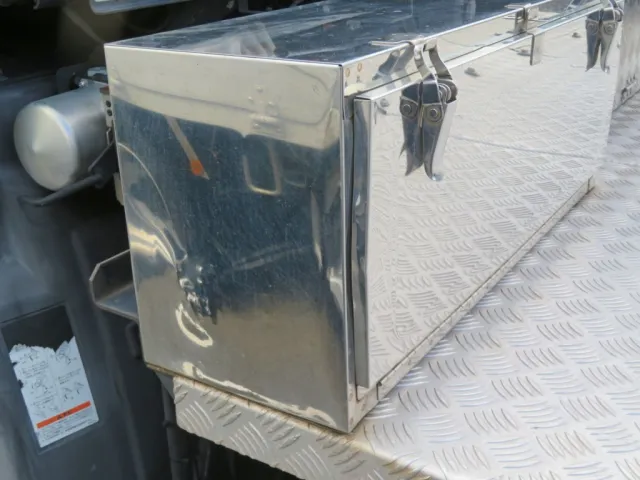 工具箱に軽いヘコミがあります。|UDトラックス クオン 2PG-GK5AABの写真41