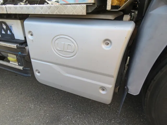 マフラーカバーに細かいキズがあります。|UDトラックス クオン 2PG-GK5AABの写真42