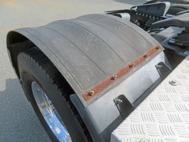 リアフェンダー上部のステーにサビがあります。|UDトラックス クオン 2PG-GK5AABの写真44