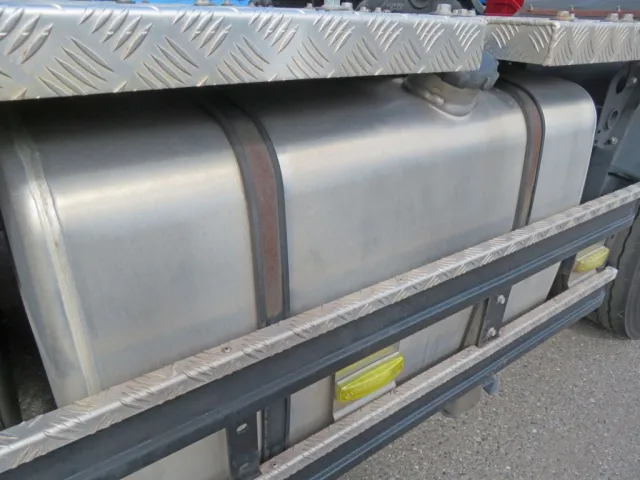 燃料タンクのバンドにサビがあります。|UDトラックス クオン 2PG-GK5AABの写真48