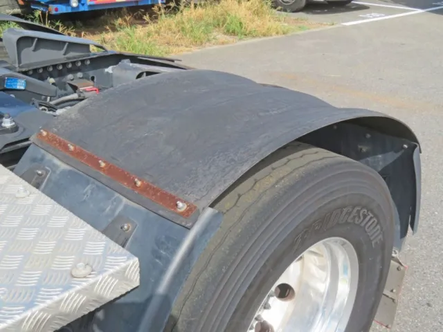 リアフェンダー上部のステーにサビがあります。|UDトラックス クオン 2PG-GK5AABの写真49