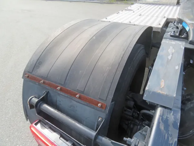 リアフェンダー上部のステーにサビがあります。|UDトラックス クオン 2PG-GK5AABの写真50