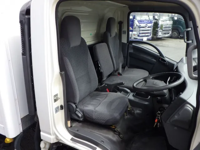 乗車定員は3名です。|いすゞ エルフ 2RG-NPR88AN(2WD)の写真6