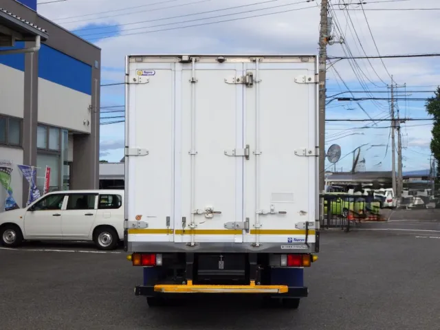 門口周りはステンレス製です。|いすゞ エルフ 2RG-NPR88AN(2WD)の写真8