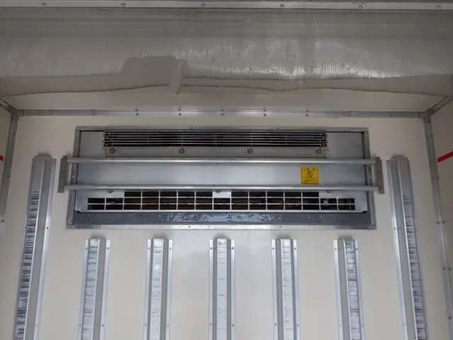 冷凍機の吹き出し口の状態です。|いすゞ エルフ 2RG-NPR88AN(2WD)の写真11