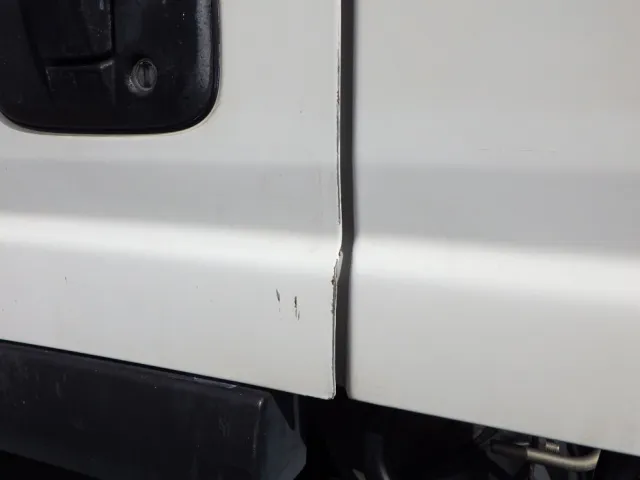 助手席側ドアにキズがあります。|いすゞ エルフ 2RG-NPR88AN(2WD)の写真25