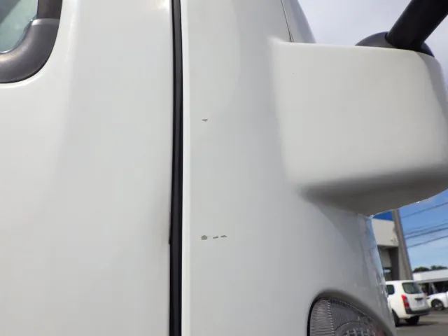 運転席側コーナーパネルにスレがあります。|いすゞ エルフ 2RG-NPR88AN(2WD)の写真27