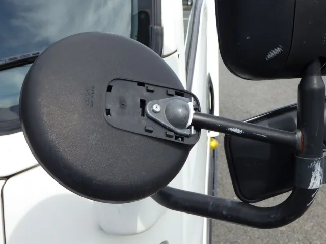 助手席側アンダーミラーカバーが欠損しています。|いすゞ エルフ 2RG-NPR88AN(2WD)の写真28