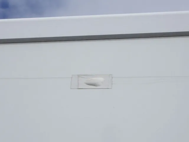 ボディーの助手席側にテープ補修跡があります。|いすゞ エルフ 2RG-NPR88AN(2WD)の写真29