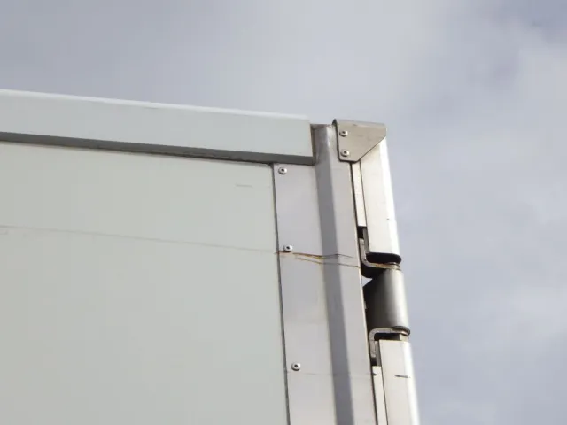 ボディーの助手席側後方にキス・サビ・ヘコミがあります。|いすゞ エルフ 2RG-NPR88AN(2WD)の写真31