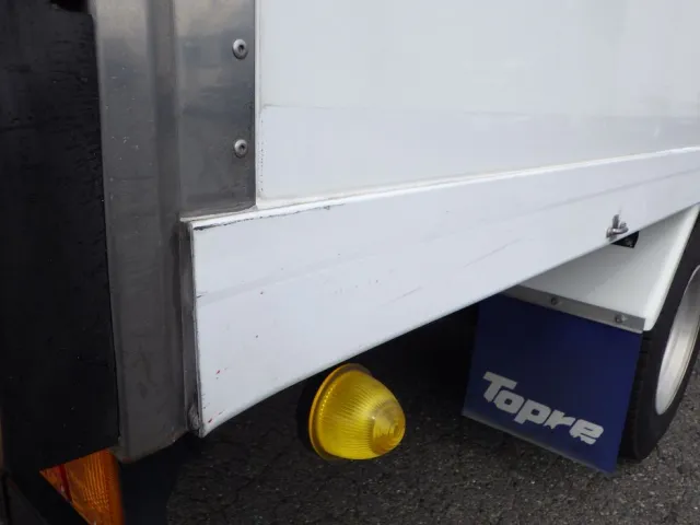 ボディーの運転席側後方にキズ・ヘコミがあります。|いすゞ エルフ 2RG-NPR88AN(2WD)の写真33