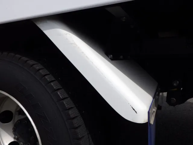 助手席側リヤフェンダーにスレがあります。|いすゞ エルフ 2RG-NPR88AN(2WD)の写真34