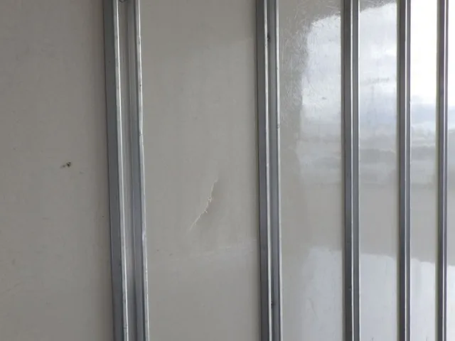 荷台内側にキズ・ヘコミがあります。|いすゞ エルフ 2RG-NPR88AN(2WD)の写真36