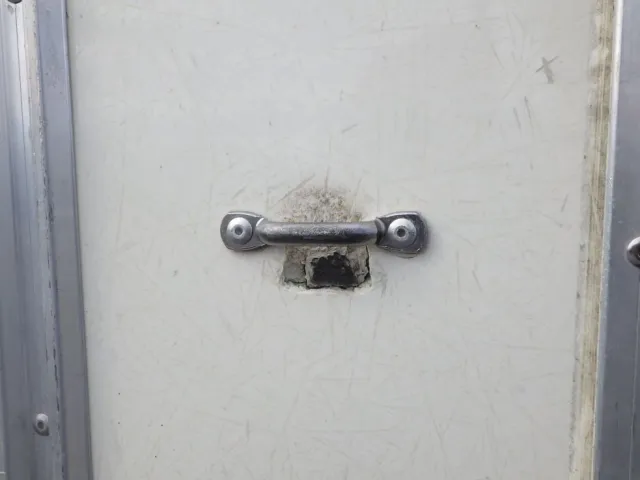 リヤ扉裏側にキズ・ヘコミ・穴があります。|いすゞ エルフ 2RG-NPR88AN(2WD)の写真37