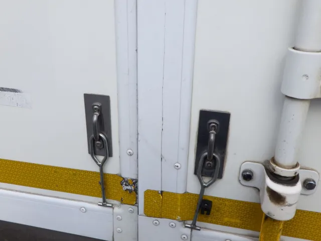 リヤ扉周りに割れがあります。|いすゞ エルフ 2RG-NPR88AN(2WD)の写真38