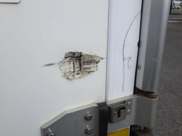 リヤ扉にキズ・穴があります。|いすゞ エルフ 2RG-NPR88AN(2WD)の写真40