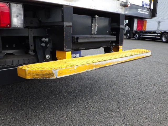 リヤステップにキズ・曲がりがあります。|いすゞ エルフ 2RG-NPR88AN(2WD)の写真41