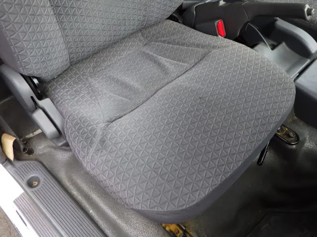 運転席座面にヘタリがあります。|いすゞ エルフ 2RG-NPR88AN(2WD)の写真42